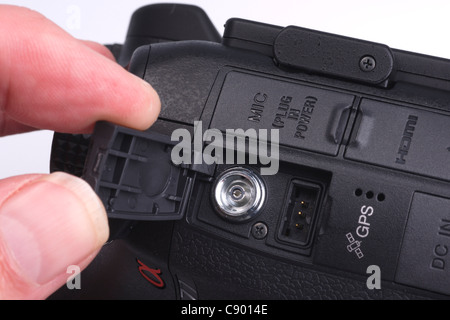 Sony Alpha 77 pellicule translucide mono-objectif numériques caméra système de miroir - étanchéité synchronisation flash socket. Banque D'Images