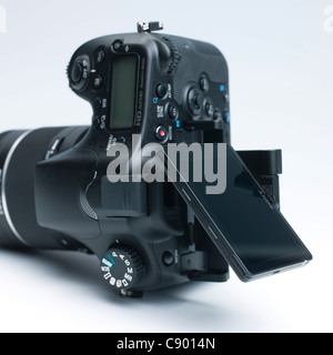 Sony Alpha 77 pellicule translucide mono-objectif numériques caméra système de miroir - écran arrière pour définir la composition du portrait vertical. Banque D'Images