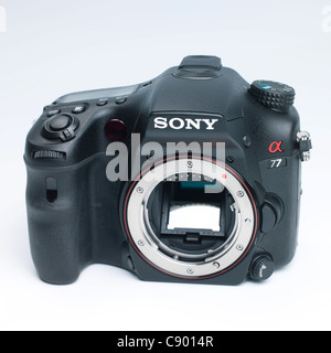 Sony Alpha 77 pellicule translucide mono-objectif numériques caméra système de miroir - avant Banque D'Images