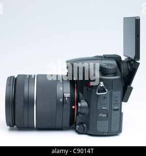 Sony Alpha 77 pellicule translucide mono-objectif numériques caméra système de miroir - écran arrière replié vers l'avant Banque D'Images