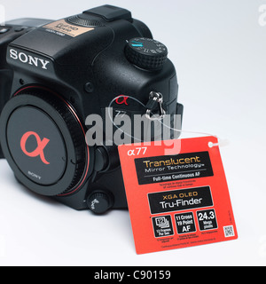 Sony Alpha 77 pellicule translucide mono-objectif numériques caméra système de miroir - L'étiquetage des caractéristiques. Banque D'Images