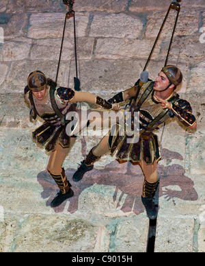 Un Israélien acrobates habillés en chevalier de grimper sur les murs de la vieille ville, dans le style médiéval, festival annuel chevalier Banque D'Images