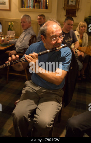 Martin Marrons jouant de la Flûte en bois traditionnel irlandais dans un pub session folk en Ecosse Banque D'Images