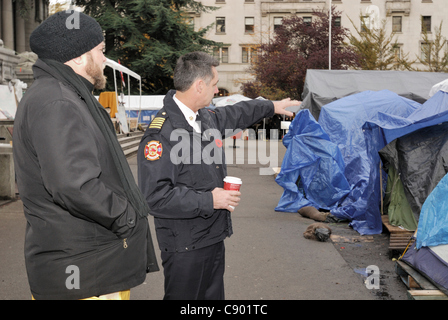 Le chef des pompiers de Vancouver John McKearney (droite) revisite 'occuper campement de Vancouver à témoin si une conformité à la sécurité incendie arrêté 24 heures plus tôt, avait été respectée par les manifestants. Vancouver - le 5 novembre 2011 Banque D'Images