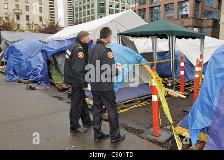 Le chef des pompiers de Vancouver John McKearney (droite) revisite 'occuper campement de Vancouver à témoin si une conformité à la sécurité incendie arrêté 24 heures plus tôt, avait été respectée par les manifestants. Vancouver - le 5 novembre 2011 Banque D'Images