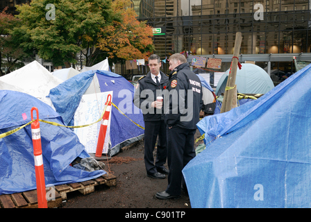 Le chef des pompiers de Vancouver John McKearney (gauche) revisite 'occuper campement de Vancouver à témoin si une conformité à la sécurité incendie arrêté 24 heures plus tôt, avait été respectée par les manifestants. Vancouver - le 5 novembre 2011 Banque D'Images