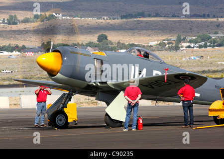 Hawker Sea Fury 'Argounaut' faisant un moteur tourner pendant le Championnat national 2011 Reno Air Races. Banque D'Images