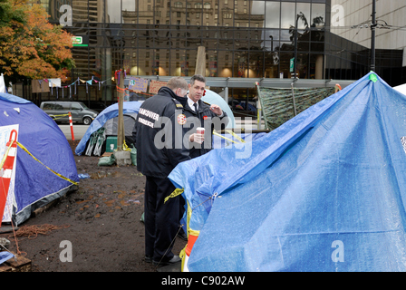 Le chef des pompiers de Vancouver John McKearney (droite) revisite 'occuper campement de Vancouver à témoin si une conformité à la sécurité incendie arrêté 24 heures plus tôt, avait été respectée par les manifestants. Vancouver - le 5 novembre 2011 Banque D'Images