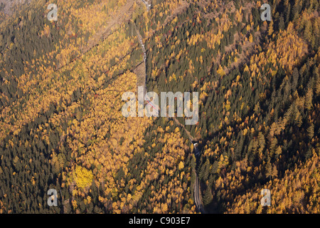 VUE AÉRIENNE.Chemin de fer à crémaillère reliant Chamonix à la mer de glace avec des larches aux couleurs d'automne.Haute-Savoie, Auvergne-Rhône-Alpes, France. Banque D'Images