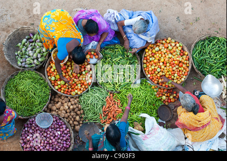 Les femmes indiennes achetez des légumes d'un marché de rue à Puttaparthi, Andhra Pradesh, Inde Banque D'Images