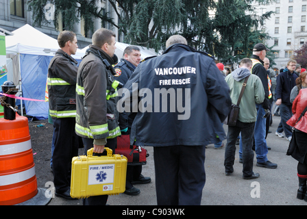 Les ambulanciers arrivent sur le lieu d'une surdose apparente au 'occuper campement de Vancouver site. Vancouver - le 5 novembre 2011 Banque D'Images