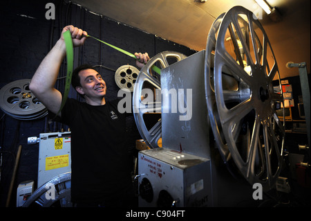 Jon Barrenechea le manager du duc de York cinema Brighton à l'intérieur de la salle de projection UK Banque D'Images