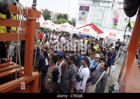 Les résidents d'Ayutthaya en attente de camion de sauvetage , Main street à Ayutthaya province inondée par la crue Banque D'Images