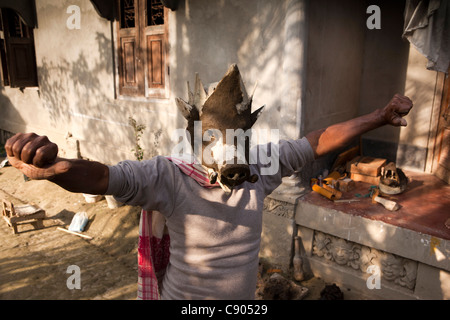 L'Inde, de l'Assam, de l'Île Majuli, artisanat, atelier de fabrication de masque homme montrant masques d'animaux pour Ankiya Bhaona danse et théâtre Banque D'Images