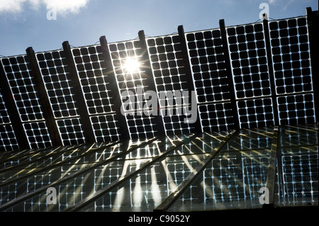 Le soleil éclate à travers l'intérieur de l'énergie solaire Panals installé sur le toit d'un bâtiment au Centre for Alternative Technology, ou CAT, leader de l'Éco-centre, en Powys, Pays de Galles. Banque D'Images