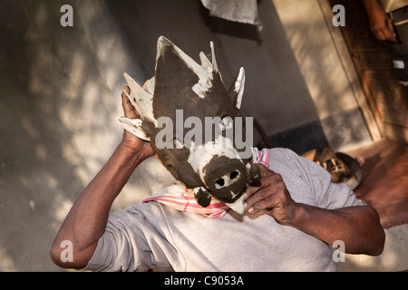 L'Inde, de l'Assam, de l'Île Majuli, artisanat, atelier de fabrication de masque, l'homme montrant des masques pour Ankiya Bhaona danse et théâtre Banque D'Images