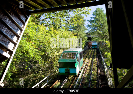 L'eau- Funiculaire équilibré cliff railway, l'un des chemins de falaise la plus raide du monde, avec une pente de 35 degrés au Centre for Alternative Technology, ou un chat, le conduisant l'Éco-centre en Machylleth la 'Green' de la capitale du Pays de Galles. Banque D'Images