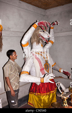 L'Inde, de l'Assam, de l'Île Majuli, artisanat, atelier de fabrication de masque, l'homme avec un grand chiffre de danse dramatique Satra Banque D'Images