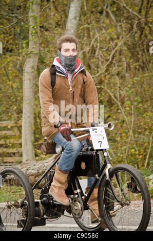 Clayton, UK. Nov 6, 2011. Matt Roberts conduisant l'ancien combattant Londres à Brighton sur un rallye automobile 1897 Marot Gardon tricycle. Banque D'Images