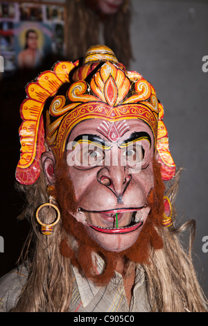 L'Inde, de l'Assam, de l'Île Majuli, artisanat, atelier de fabrication de masque, un homme portant un masque Dieu Singe Hanuman Banque D'Images