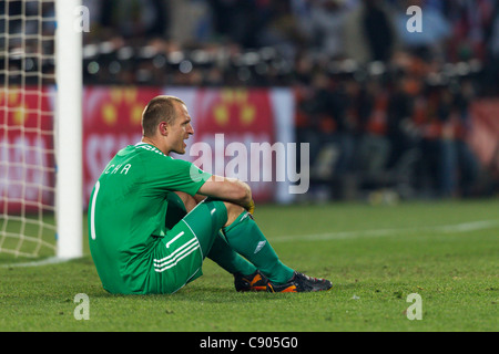 Gardien de Jan Mucha de la Slovaquie s'assied sur le sol après avoir concédé un but à l'Italie au cours d'une Coupe du Monde FIFA 2010 Groupe F match. Banque D'Images