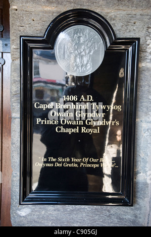 Une plaque dans le porche de l'église Saint Pierre à Pennal Ad Vincula, Pays de Galles. L'église datant de 1406 a été Chapelle Royale à Owen Glendower Banque D'Images