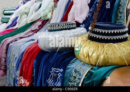 L'Ukraine, Sébastopol, ville de bakhtchyssaraï. ukrainien traditionnel 'Sultan' tenue de souvenirs. Banque D'Images