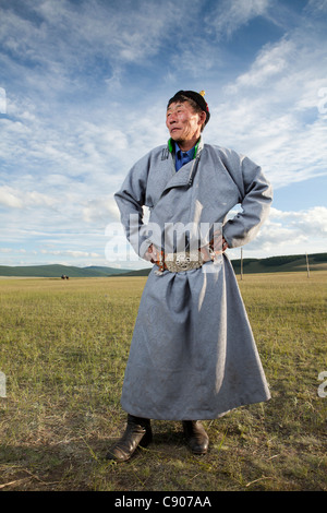 Portrait d'homme portant un tissu traditionnel mongol deel, Tsagaannuur, Khövsgöl, Mongolie Banque D'Images