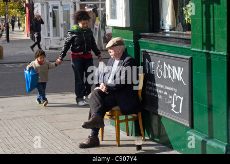 L'homme (et pinte) à l'extérieur de Shannon's pub, Portobello Road, Notting Hill, London, England, UK Banque D'Images