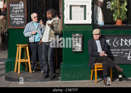 Les gens à l'extérieur de Shannon's pub, Portobello Road, Notting Hill, London, England, UK Banque D'Images