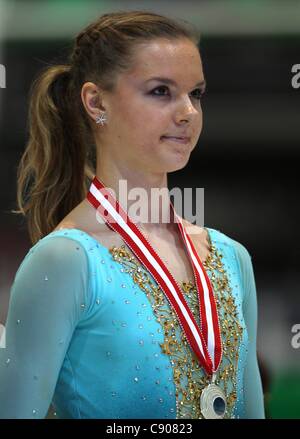 05 11 2011 Figure skating Icechallenge 2011 Graz Autriche womens Cérémonie photo montre Natalia Popova UKR avec sa médaille Banque D'Images