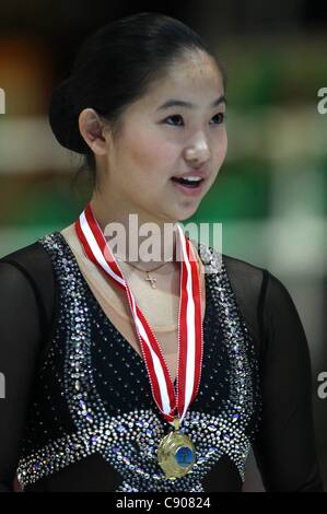 05 11 2011 Figure skating Icechallenge 2011 Graz Autriche womens Cérémonie photo montre Caroline Zhang USA avec sa médaille Banque D'Images