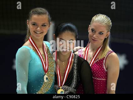 05 11 2011 Figure skating Icechallenge 2011 Graz Autriche womens Cérémonie photo montre Natalia Popova UKR Caroline Zhang USA et Linnea Mellgren SWE avec leurs médailles Banque D'Images