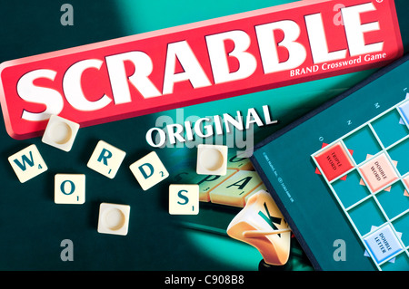 Gros plan d'une partie de Scrabble y compris le fort, du conseil et des lettres Banque D'Images