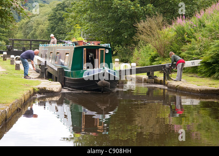 15-04 Canal passant par lock à Hebden Bridge, West Yorkshire Banque D'Images