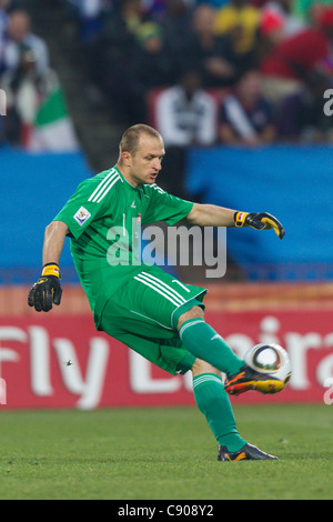 Gardien de Jan Mucha de Slovaquie efface la balle au cours d'une Coupe du Monde FIFA 2010 Groupe F match contre l'Italie à l'Ellis Park Stadium. Banque D'Images