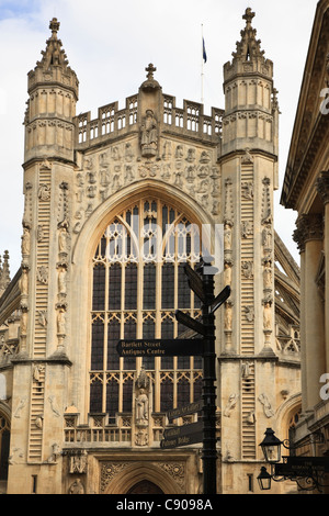 Bath, Somerset, Angleterre, Royaume-Uni, Grande Bretagne. Panneau touristique par l'abbaye et les bains romains Banque D'Images