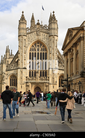 Bath, Somerset, Angleterre, Royaume-Uni, Grande Bretagne. Les gens par l'entrée principale et les bains romains Banque D'Images