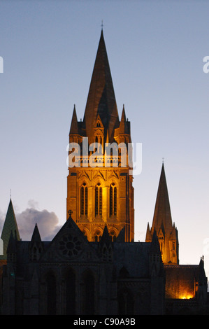 La tour de la cathédrale de Truro courts Banque D'Images