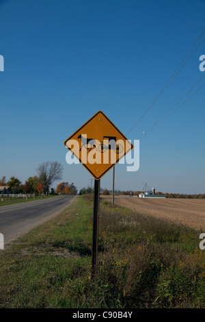 Panneau indiquant les Mennonites Amish ou les véhicules non motorisés dans la région Michigan USA Banque D'Images