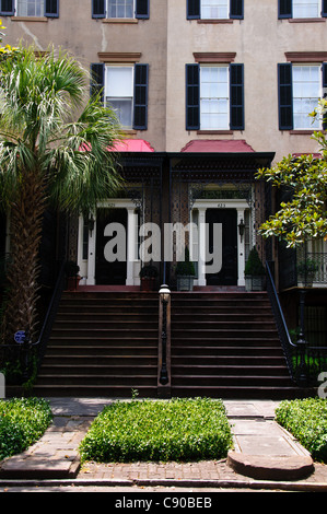 Maisons miroir (425 & 423 rue de Bull sur Monterey Square, Savannah, Géorgie Banque D'Images