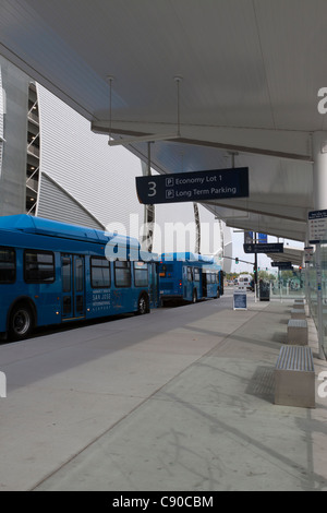 Des navettes bleues en attente sur le trottoir pour aller à l'aire de stationnement de longue durée à l'Aéroport International de San Jose en Californie Banque D'Images