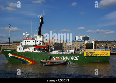 Navire Rainbow Warrior de Greenpeace à Thames, London Banque D'Images