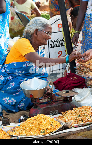 Vente indienne Indian fried des collations à un marché de rue à Puttaparthi. L'Andhra Pradesh, Inde Banque D'Images