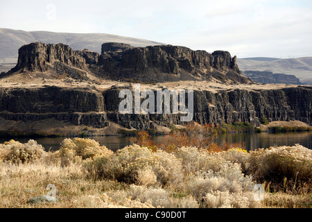 Butte de Horsethief vus de Horsethief Lake State Park. L'État de Washington par le fleuve Columbia. Banque D'Images