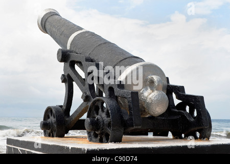 Shri Lanka Colombo cannon artefact ancien sur une plinthe en pointant sur la mer de la promenade dorsale Chagos-Maldives, paysage, ciel bleu cloudscape Banque D'Images