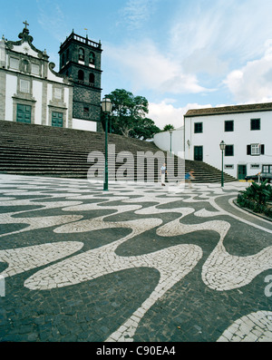 Principale église Igreja Matriz en Ribeira Grande, typique de pavage, rive nord de l'île de São Miguel, Açores, Portugal Banque D'Images