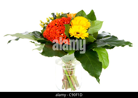 Bouquet de fleurs dans un vase sur fond blanc Banque D'Images