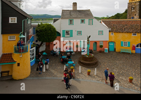 Les touristes dans le village de Portmeirion, fondé par Sir Clough Williams-Ellis architekt gallois en 1926, Portmeirion, Pays de Galles, Royaume-Uni Banque D'Images