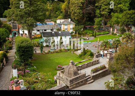 Jardins botaniques dans village de Portmeirion fondé par Sir Clough Williams-Ellis architekt gallois en 1926 Portmeirion au Pays de Galles UK Banque D'Images